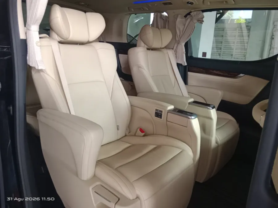 Foto Mobil Bekas Kabin Belakang Toyota Alphard 2.5 G tahun 2022