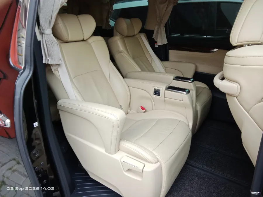 Foto Mobil Bekas Kabin Belakang Toyota Alphard 2.5 G tahun 2022