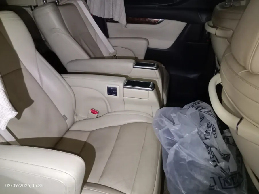 Foto Mobil Bekas Kabin Belakang Toyota Alphard 2.5 G tahun 2022
