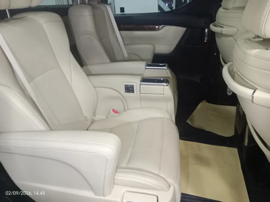 Foto Mobil Bekas Kabin Belakang Toyota Alphard 2.5 G tahun 2022