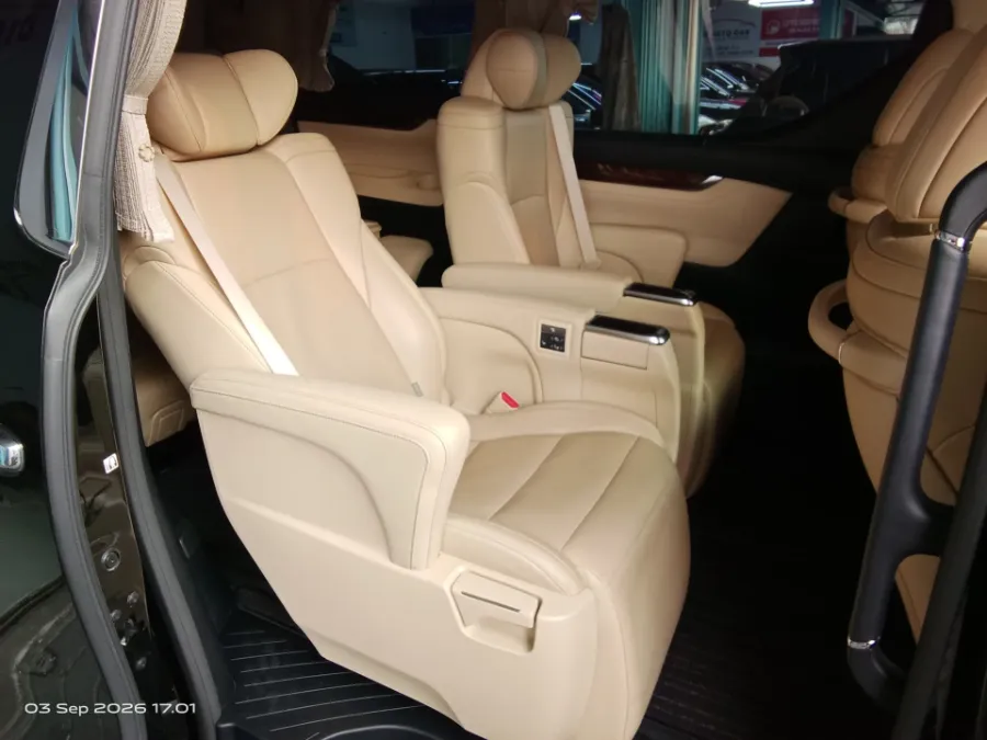 Foto Mobil Bekas Kabin Belakang Toyota Alphard 2.5 G tahun 2022