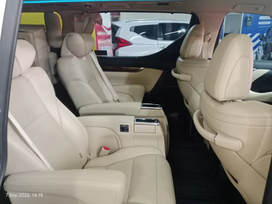 Foto Mobil Bekas Kabin Belakang Toyota Alphard 2.5 G tahun 2022