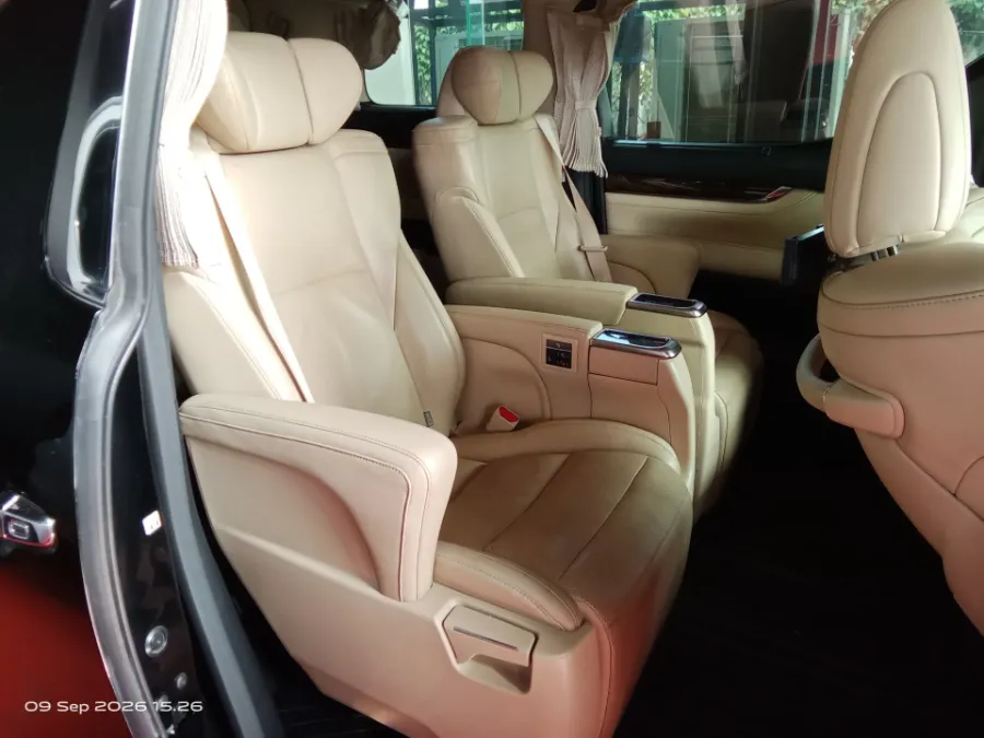 Foto Mobil Bekas Kabin Belakang Toyota Alphard 2.5 G tahun 2022