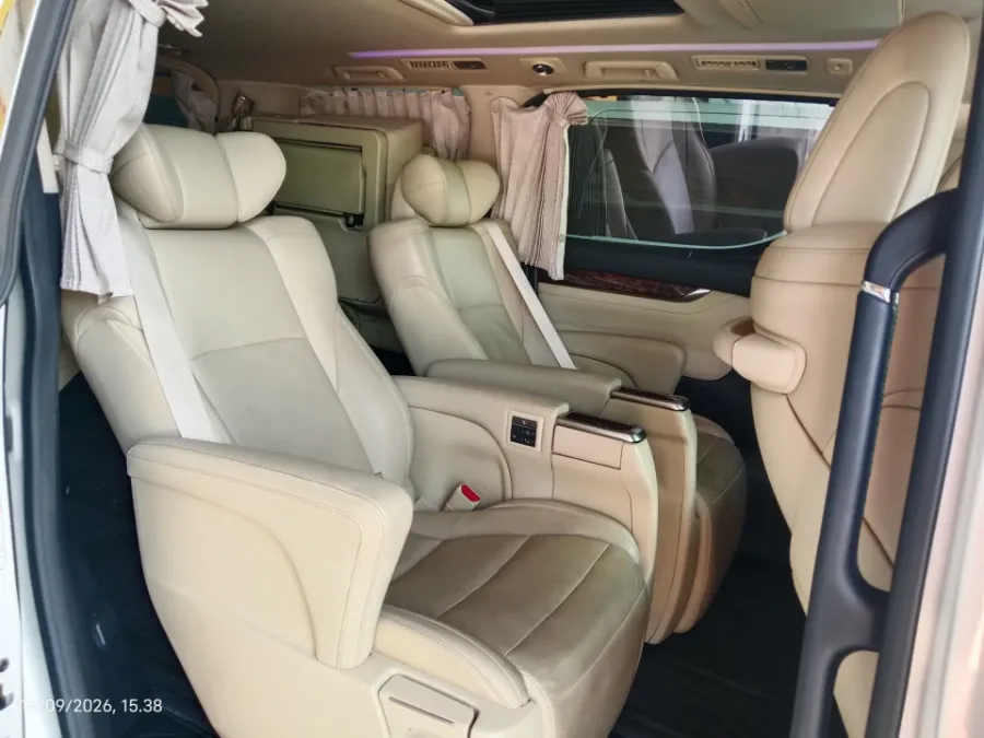 Foto Mobil Bekas Kabin Belakang Toyota Alphard 2.5 G tahun 2022