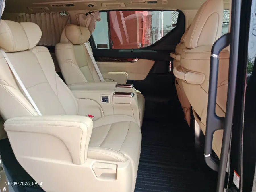 Foto Mobil Bekas Kabin Belakang Toyota Alphard 2.5 G tahun 2022