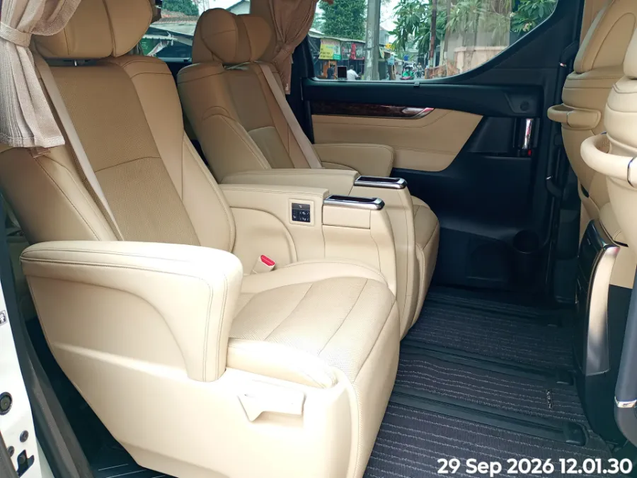 Foto Mobil Bekas Kabin Belakang Toyota Alphard 2.5 G tahun 2022
