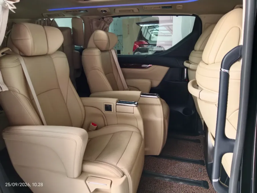 Foto Mobil Bekas Kabin Belakang Toyota Alphard 2.5 G tahun 2022