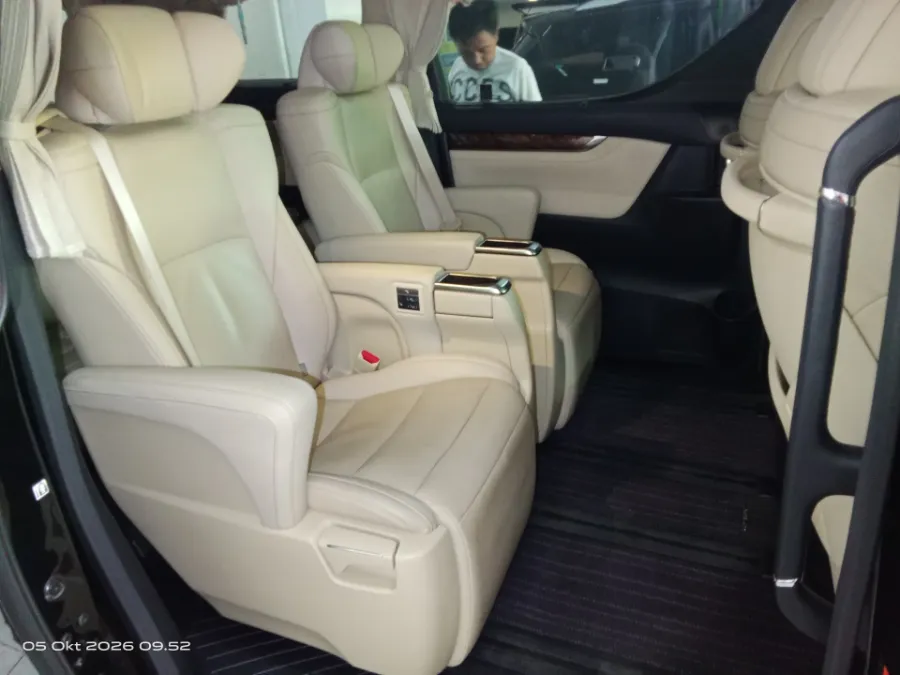 Foto Mobil Bekas Kabin Belakang Toyota Alphard 2.5 G tahun 2022