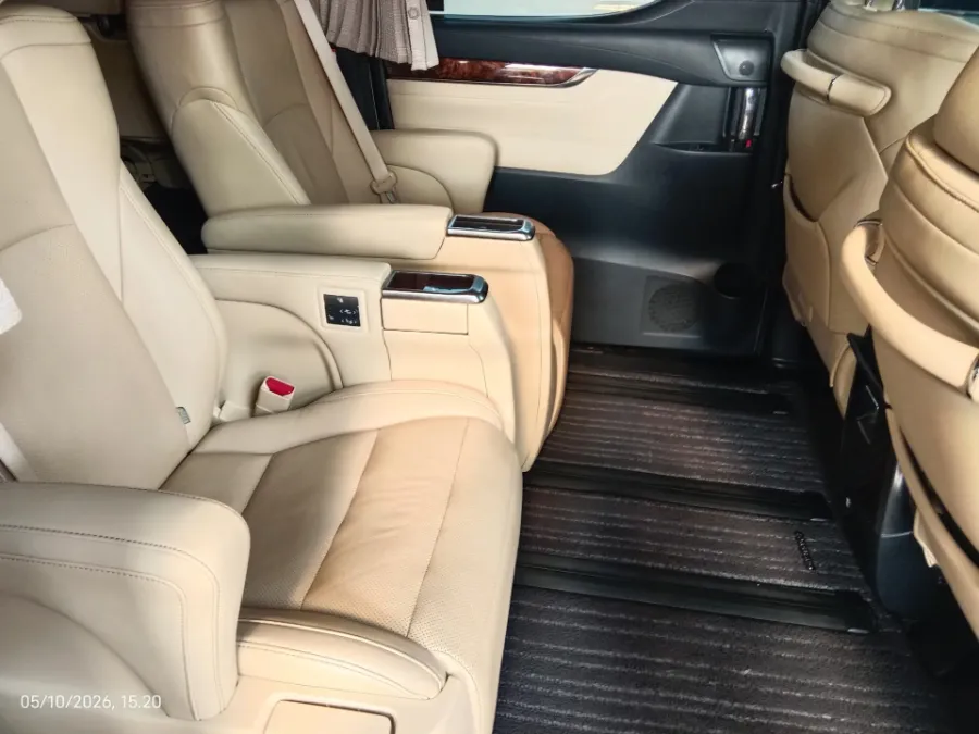 Foto Mobil Bekas Kabin Belakang Toyota Alphard 2.5 G tahun 2022