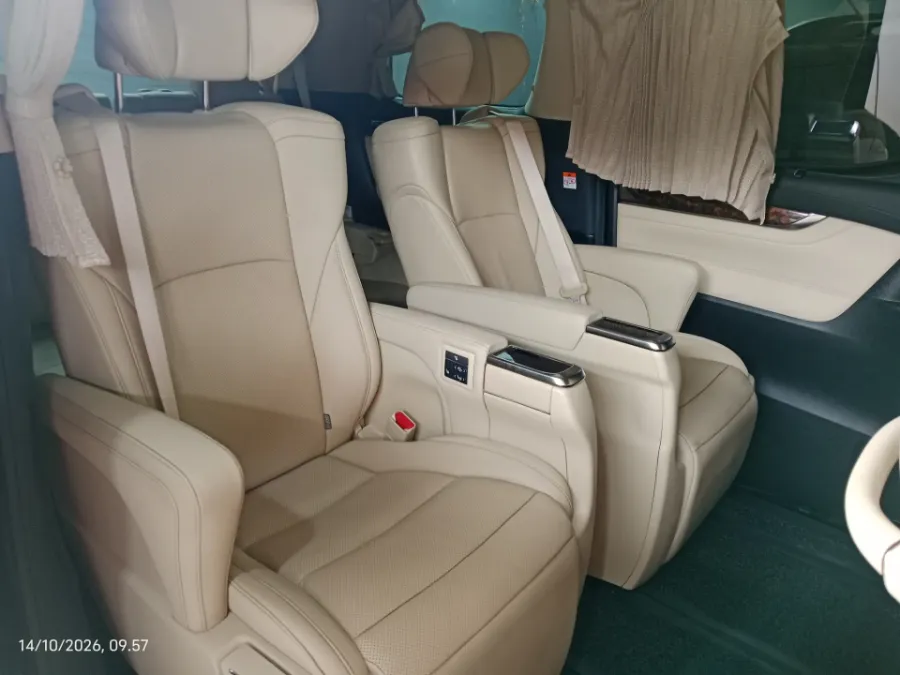 Foto Mobil Bekas Kabin Belakang Toyota Alphard 2.5 G tahun 2022