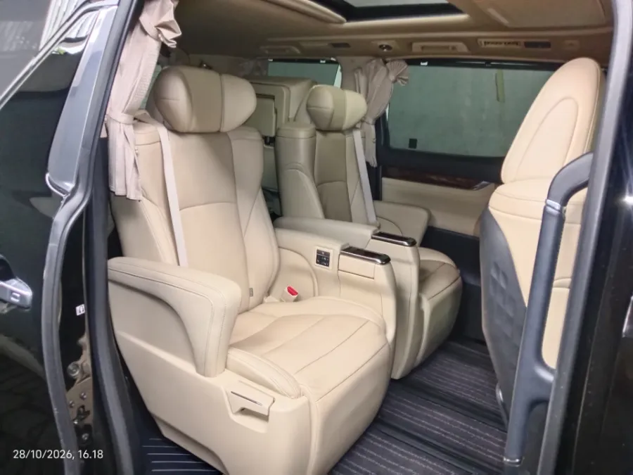 Foto Mobil Bekas Kabin Belakang Toyota Alphard 2.5 G tahun 2022
