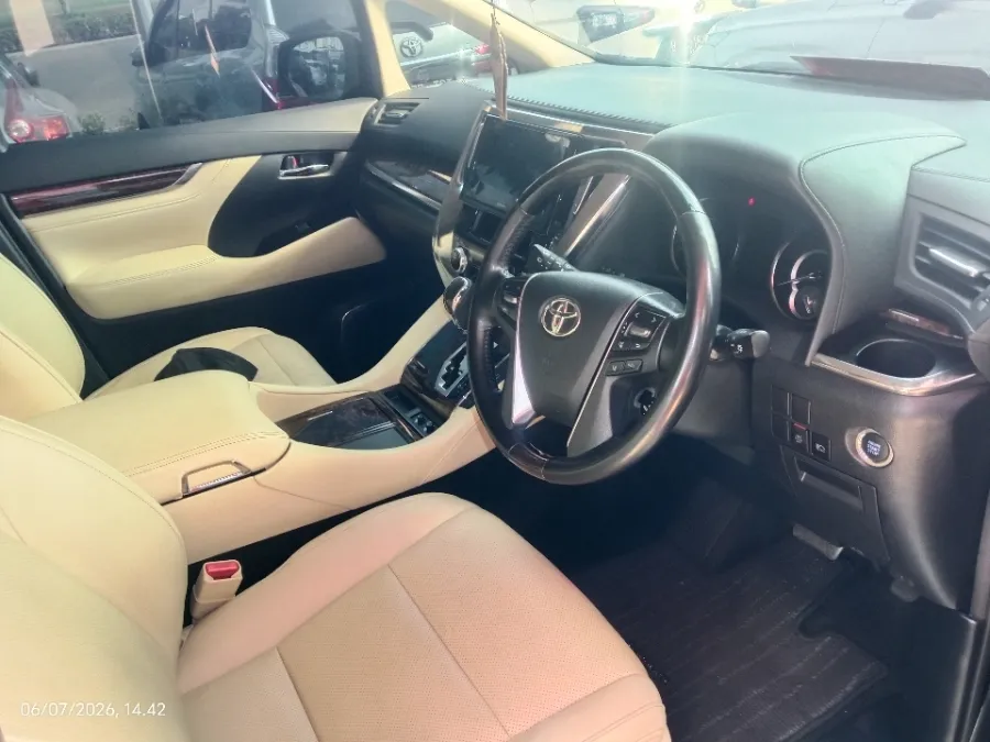 Foto Mobil Bekas Kabin Depan Toyota Alphard 2.5 G tahun 2022