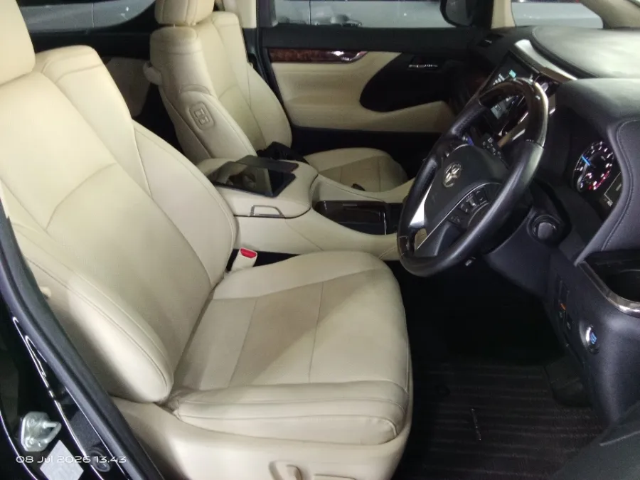 Foto Mobil Bekas Kabin Depan Toyota Alphard 2.5 G tahun 2022