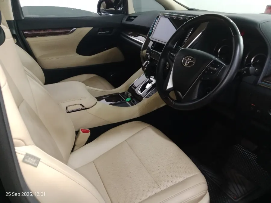 Foto Mobil Bekas Kabin Depan Toyota Alphard 2.5 G tahun 2022
