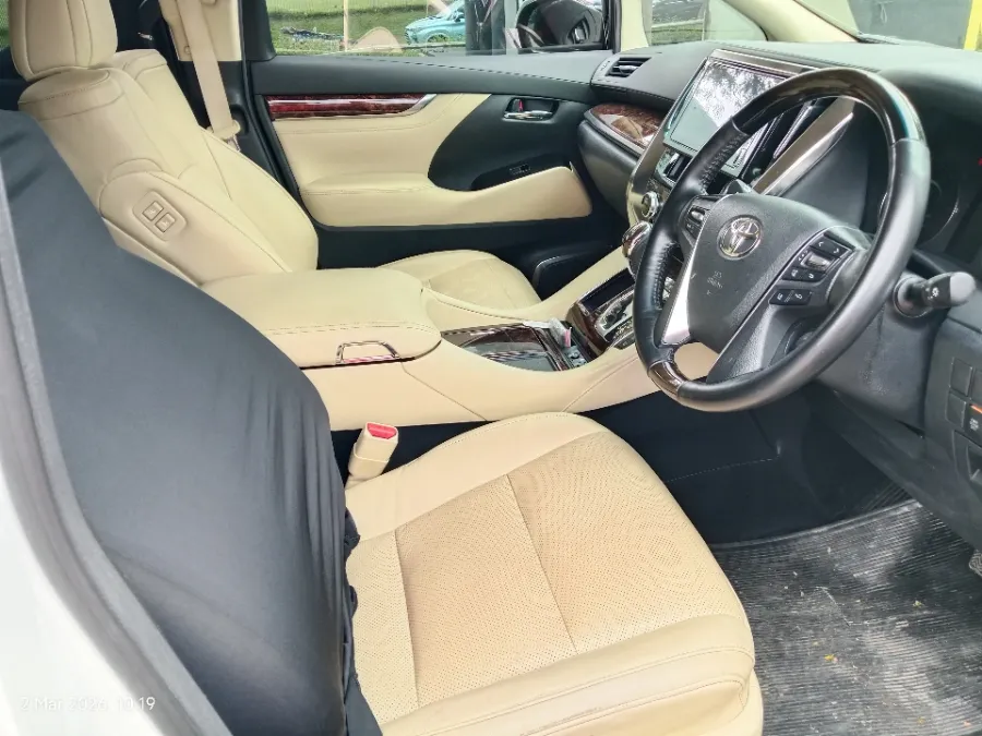 Foto Mobil Bekas Kabin Depan Toyota Alphard 2.5 G tahun 2022
