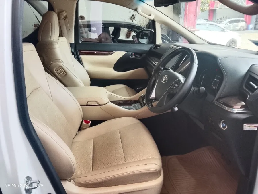 Foto Mobil Bekas Kabin Depan Toyota Alphard 2.5 G tahun 2022