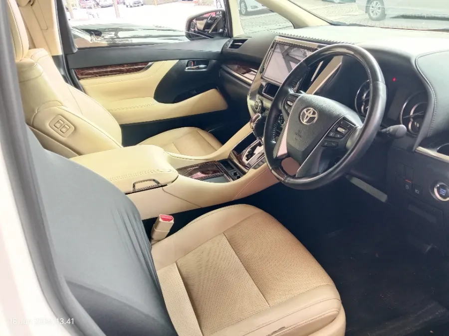 Foto Mobil Bekas Kabin Depan Toyota Alphard 2.5 G tahun 2022