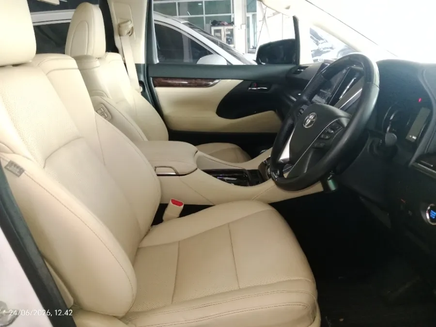 Foto Mobil Bekas Kabin Depan Toyota Alphard 2.5 G tahun 2022