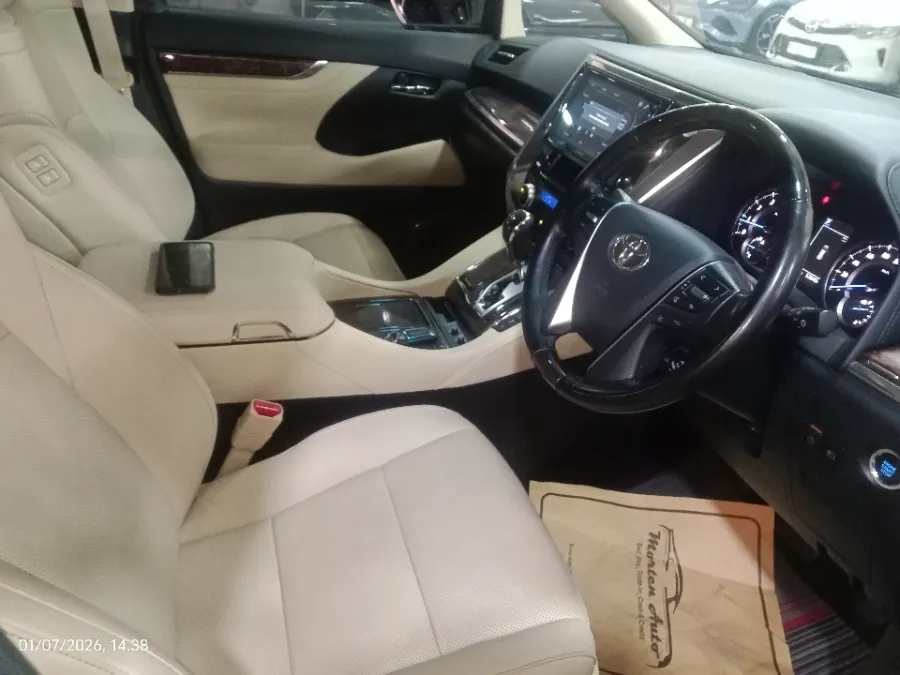 Foto Mobil Bekas Kabin Depan Toyota Alphard 2.5 G tahun 2022
