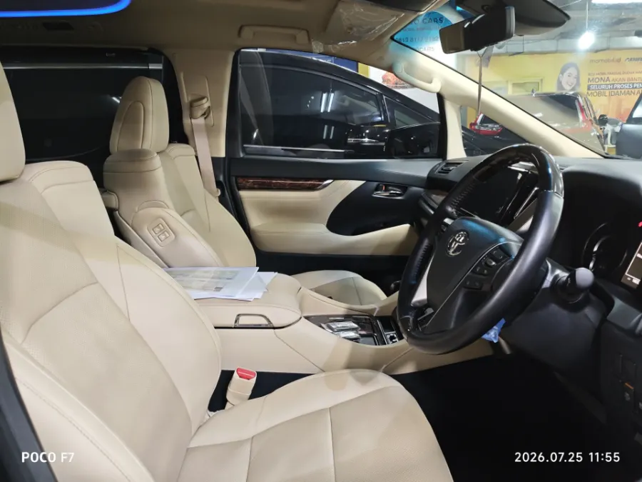 Foto Mobil Bekas Kabin Depan Toyota Alphard 2.5 G tahun 2022