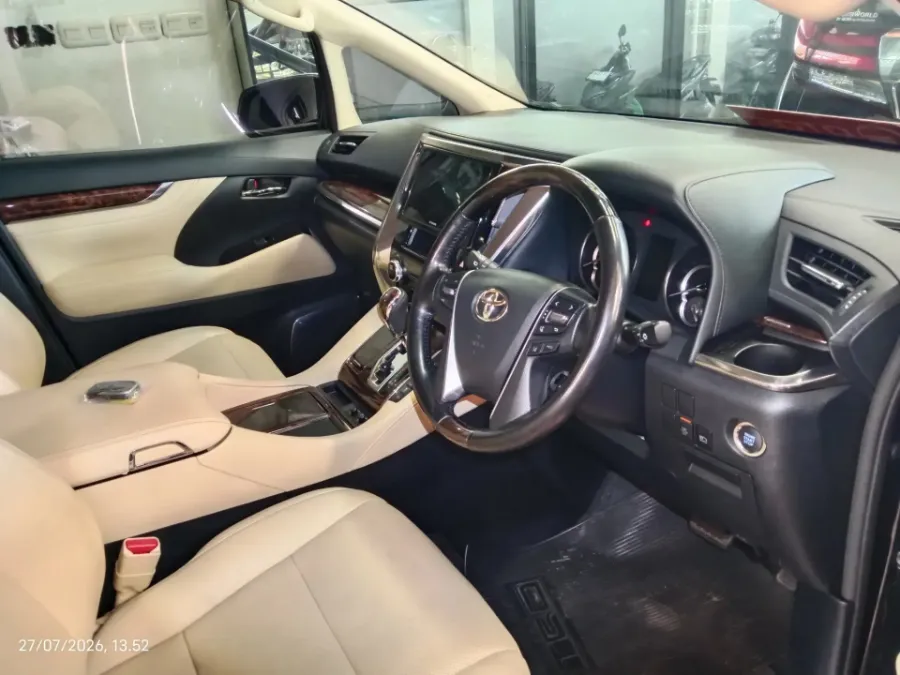 Foto Mobil Bekas Kabin Depan Toyota Alphard 2.5 G tahun 2022