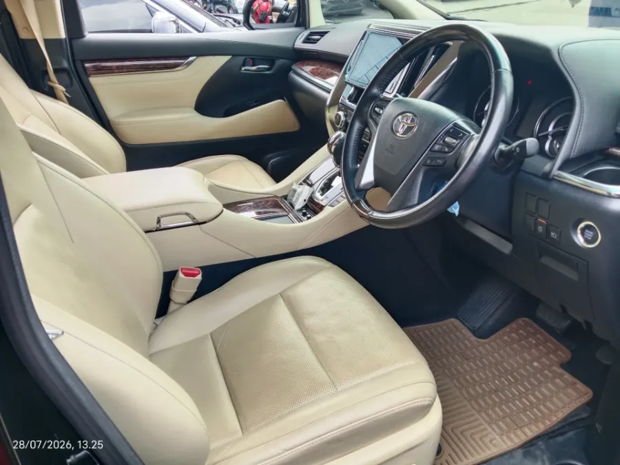 Foto Mobil Bekas Kabin Depan Toyota Alphard 2.5 G tahun 2022