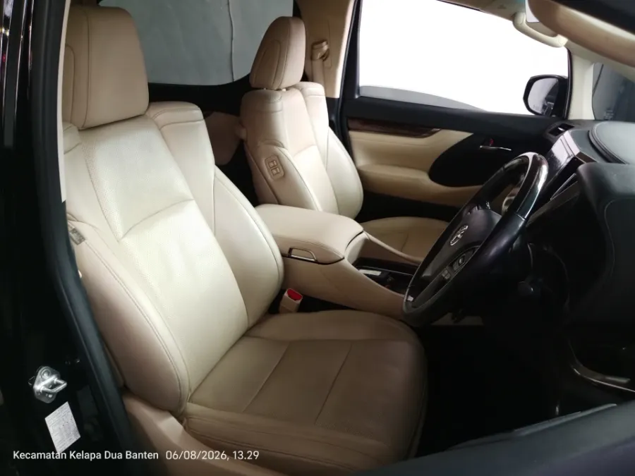 Foto Mobil Bekas Kabin Depan Toyota Alphard 2.5 G tahun 2022