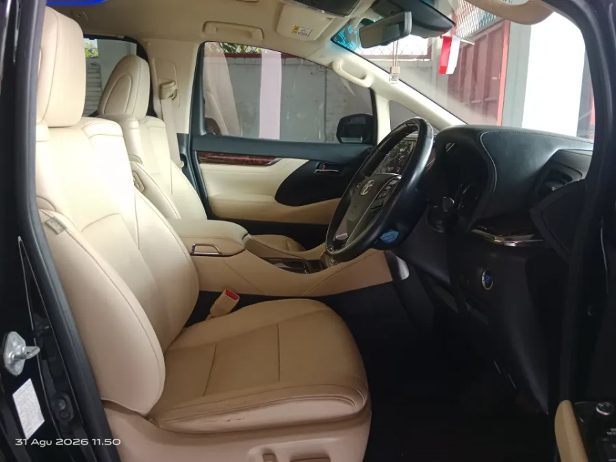 Foto Mobil Bekas Kabin Depan Toyota Alphard 2.5 G tahun 2022