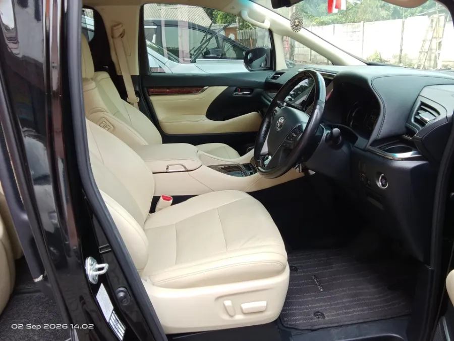 Foto Mobil Bekas Kabin Depan Toyota Alphard 2.5 G tahun 2022
