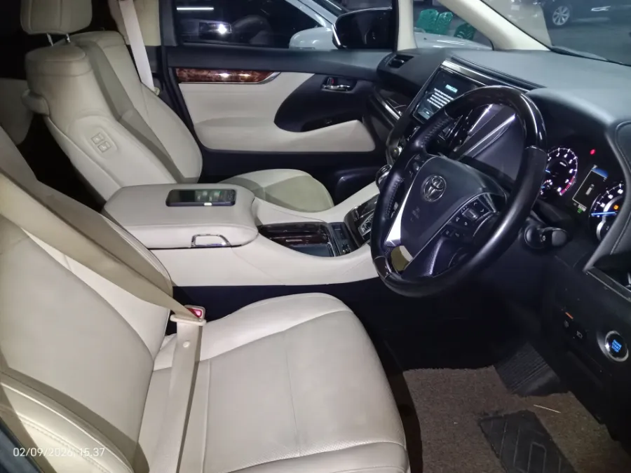 Foto Mobil Bekas Kabin Depan Toyota Alphard 2.5 G tahun 2022