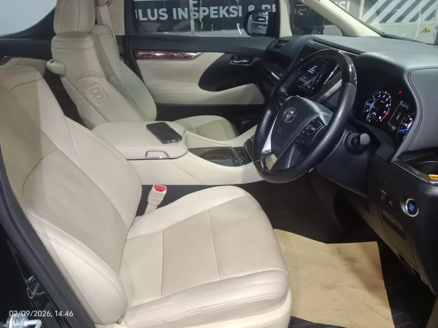 Foto Mobil Bekas Kabin Depan Toyota Alphard 2.5 G tahun 2022