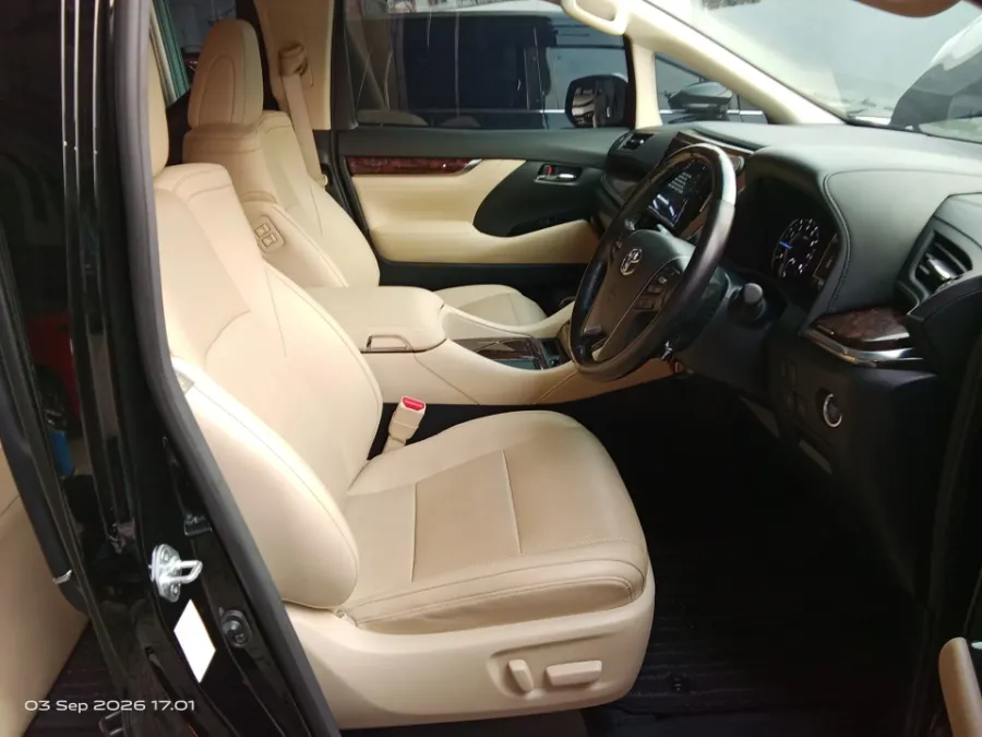 Foto Mobil Bekas Kabin Depan Toyota Alphard 2.5 G tahun 2022