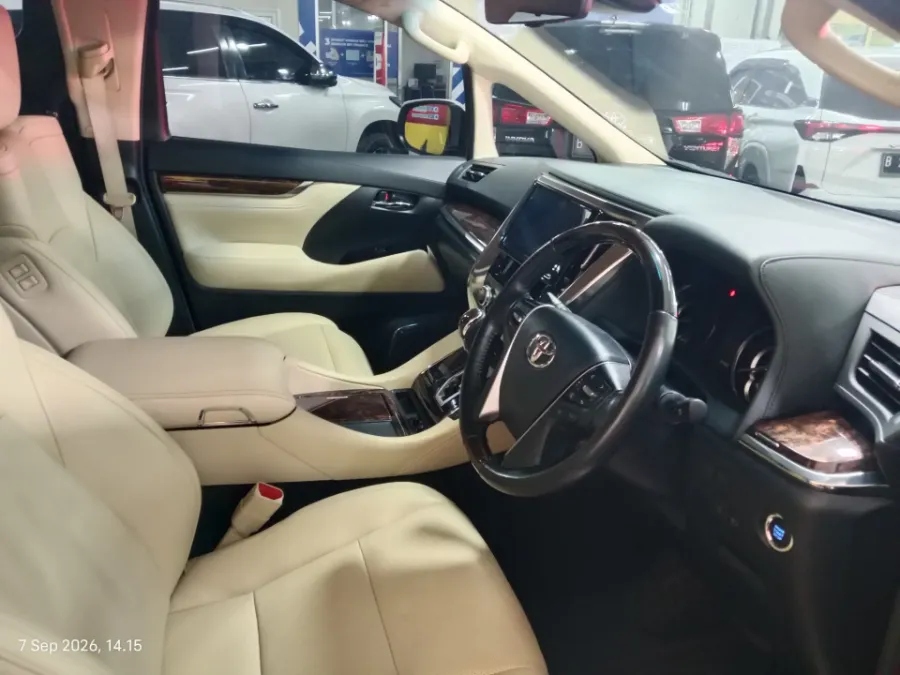 Foto Mobil Bekas Kabin Depan Toyota Alphard 2.5 G tahun 2022