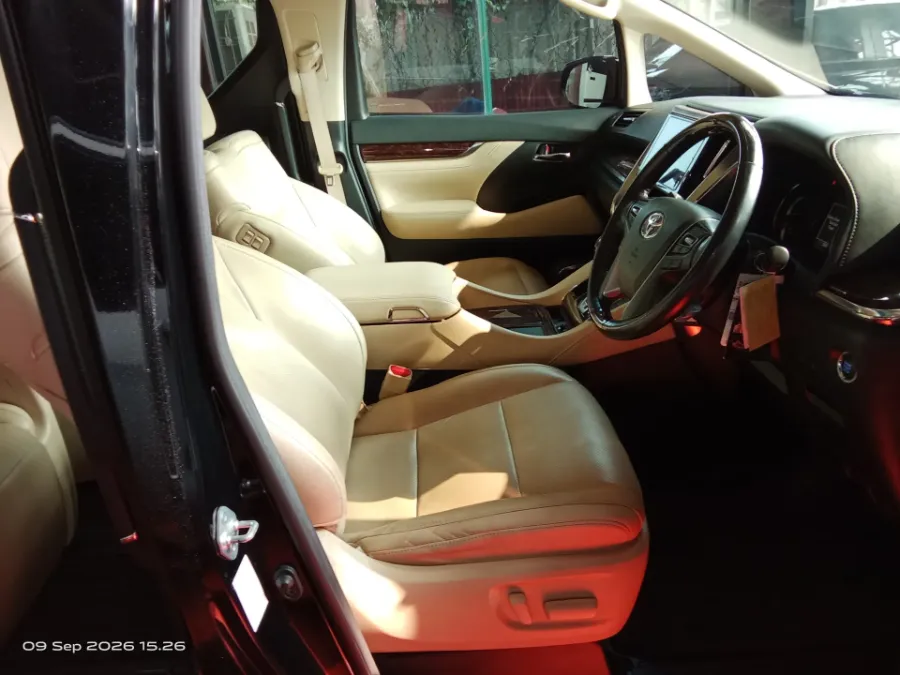 Foto Mobil Bekas Kabin Depan Toyota Alphard 2.5 G tahun 2022
