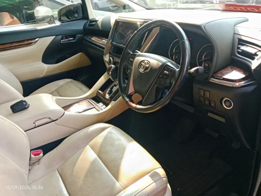 Foto Mobil Bekas Kabin Depan Toyota Alphard 2.5 G tahun 2022