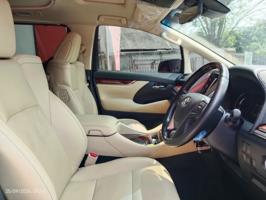 Foto Mobil Bekas Kabin Depan Toyota Alphard 2.5 G tahun 2022