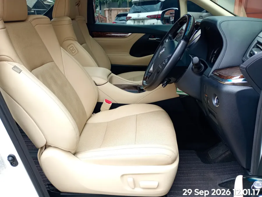 Foto Mobil Bekas Kabin Depan Toyota Alphard 2.5 G tahun 2022