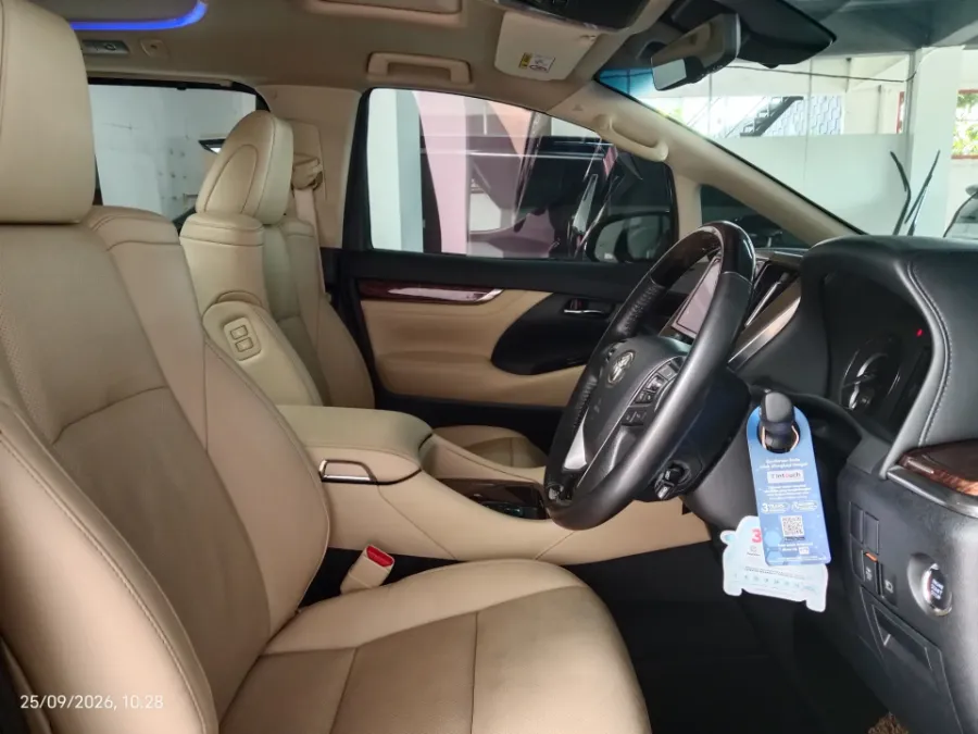 Foto Mobil Bekas Kabin Depan Toyota Alphard 2.5 G tahun 2022