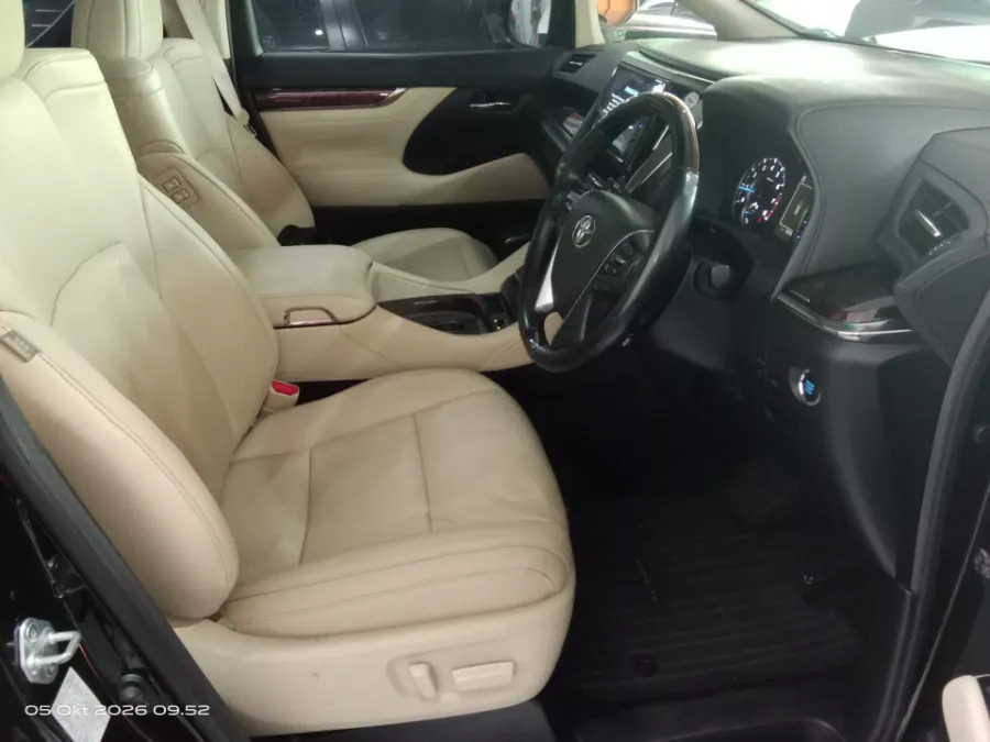 Foto Mobil Bekas Kabin Depan Toyota Alphard 2.5 G tahun 2022