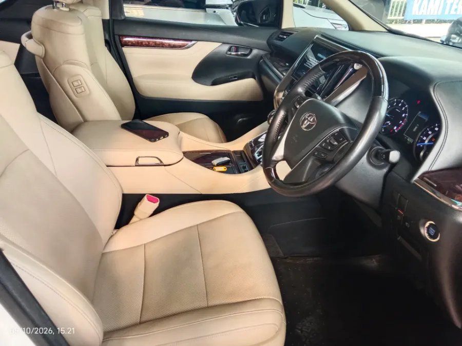 Foto Mobil Bekas Kabin Depan Toyota Alphard 2.5 G tahun 2022