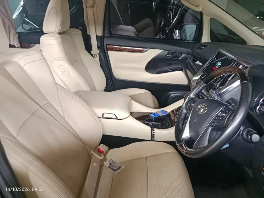 Foto Mobil Bekas Kabin Depan Toyota Alphard 2.5 G tahun 2022