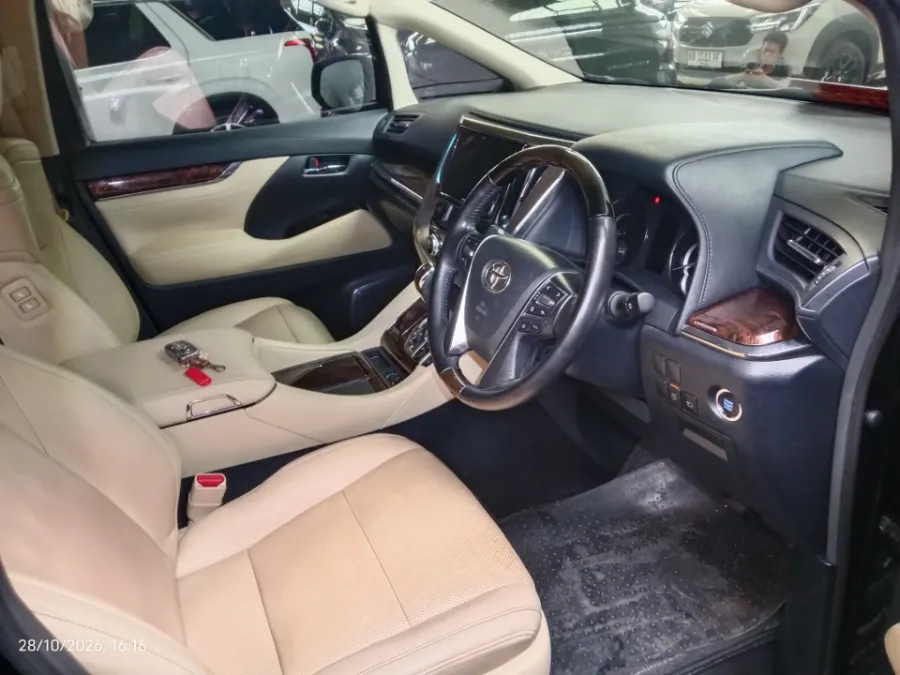 Foto Mobil Bekas Kabin Depan Toyota Alphard 2.5 G tahun 2022