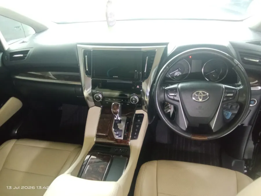 Foto Mobil Bekas Dashboard Toyota Alphard 2.5 G tahun 2023