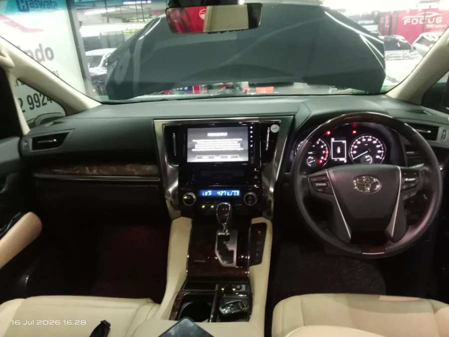 Foto Mobil Bekas Dashboard Toyota Alphard 2.5 G tahun 2023