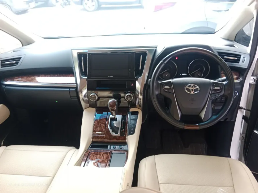 Foto Mobil Bekas Dashboard Toyota Alphard 2.5 G tahun 2023
