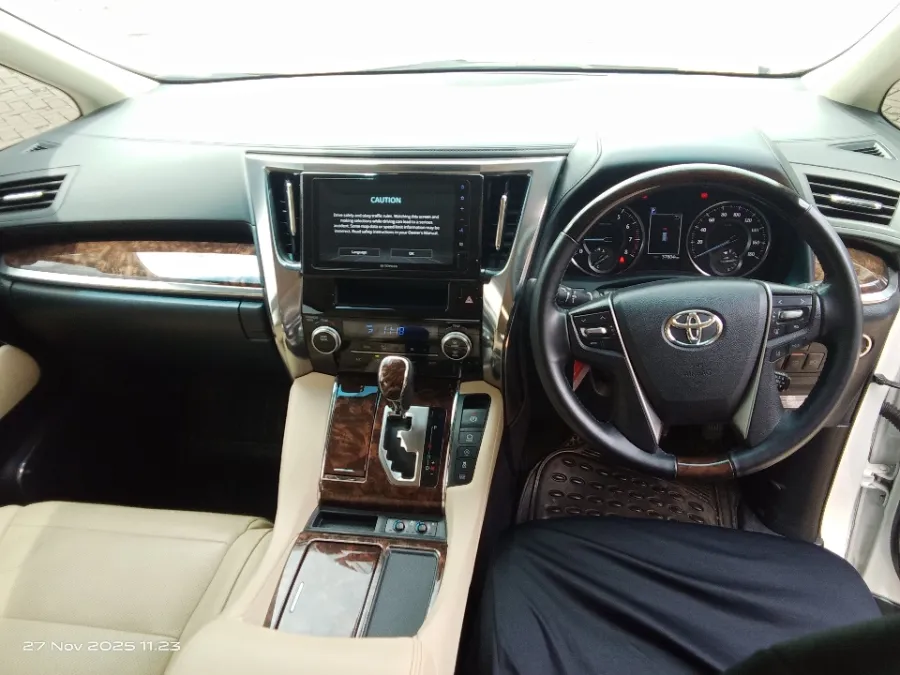 Foto Mobil Bekas Dashboard Toyota Alphard 2.5 G tahun 2023