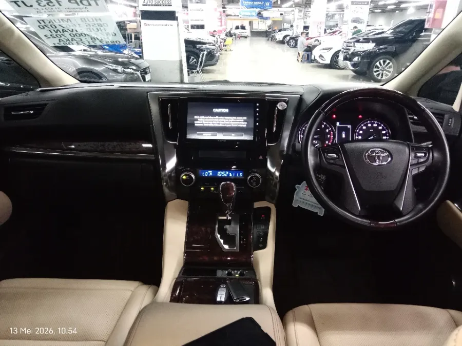 Foto Mobil Bekas Dashboard Toyota Alphard 2.5 G tahun 2023