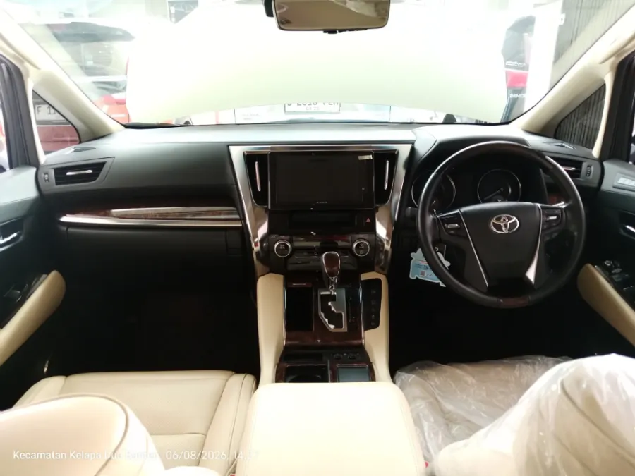 Foto Mobil Bekas Dashboard Toyota Alphard 2.5 G tahun 2023