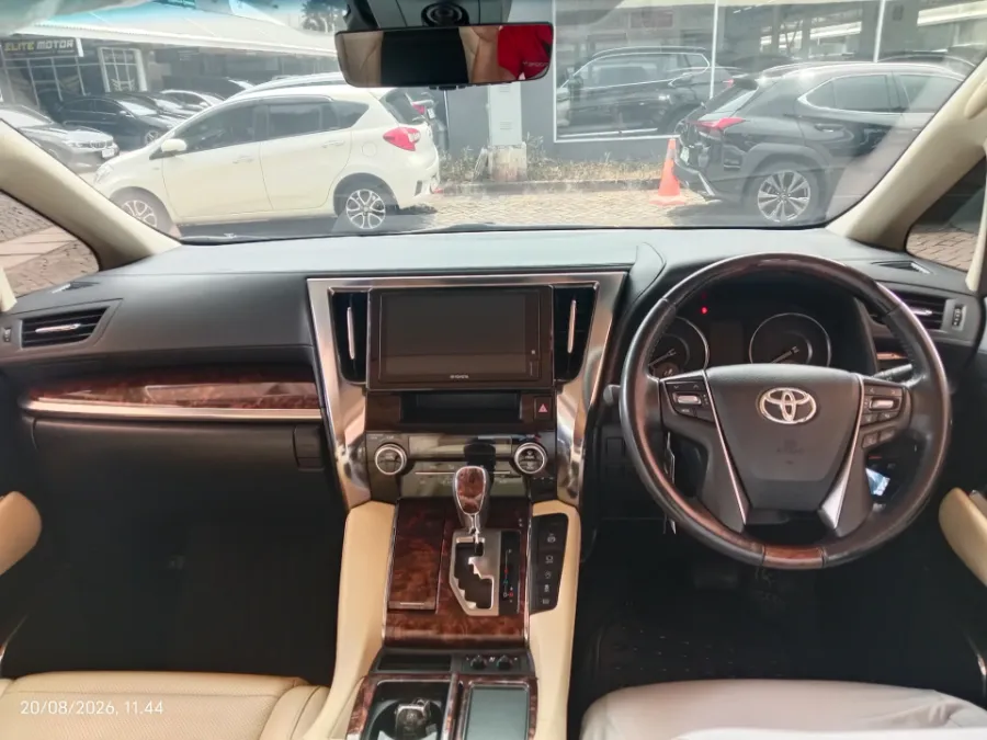 Foto Mobil Bekas Dashboard Toyota Alphard 2.5 G tahun 2023
