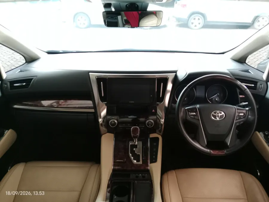Foto Mobil Bekas Dashboard Toyota Alphard 2.5 G tahun 2023